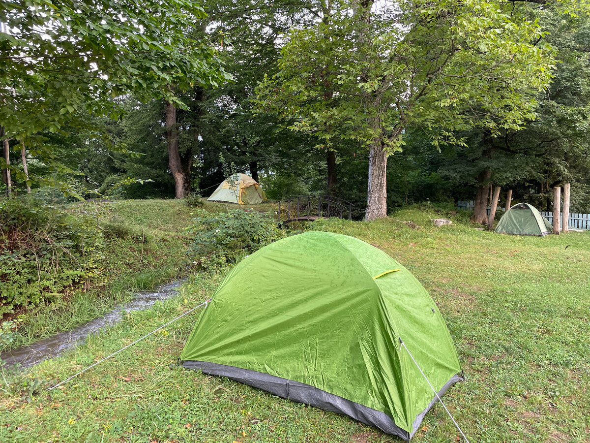 Установил палатку на берегу ручья 