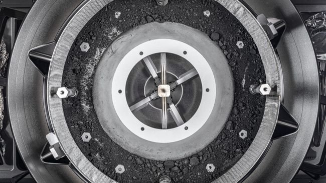     Механизм сбора образцов OSIRIS-REx Touch-and-Go (TAGSAM) со снятой крышкой и большая часть образца астероида Бенну. Источник: NASA / Erika Blumenfeld / Joseph Aebersold