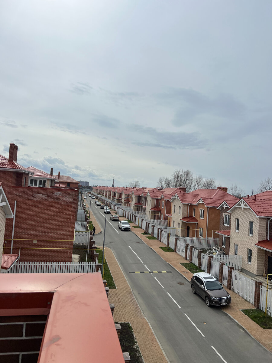 Фото из личного архива. КП "Греция". Вид с эксплуатируемой кровли одного из домов.