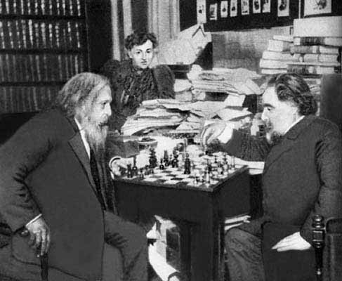 Менделеев и Куинджи играют в шахматы