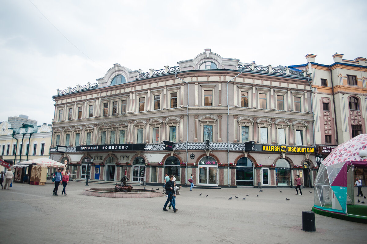 Все фотографии в этом репортаже сделаны в 2017 году. С тех пор многие заведения закрылись, на их месте открылись другие. Кажется, бар Killfish - одно из тех мест, которые постигла такая участь.