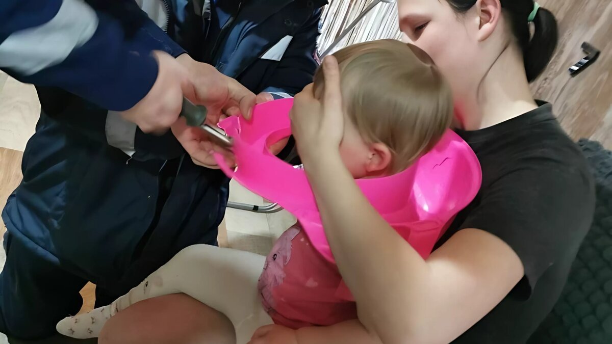     Девочка двух лет надела на голову сиденье от унитаза и застряла, подробностями ее спасения поделились в Управлении по делам ГО и ЧС Ростова.