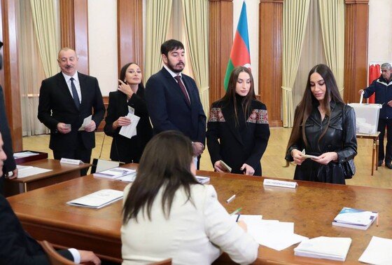    Ильхам Алиев, первая леди Мехрибан Алиева и члены их семьи проголосовали в Ханкенди