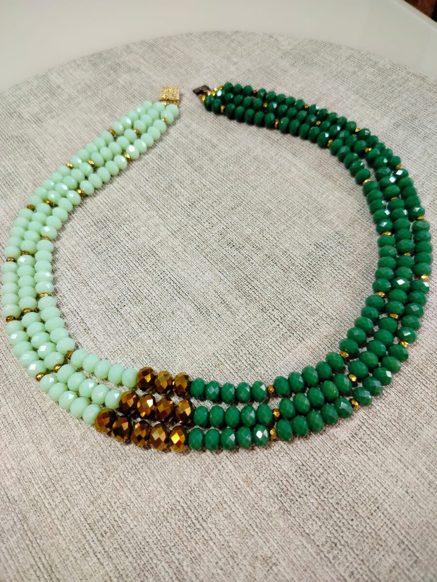 При изготовлении украшения использую мелкие бусины