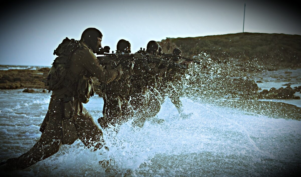 Фотография сделанная во время тренировки спецназа Шайетет 13. Обратите внимание на оружие. Для операция на воде израильтяне предпочитают Автоматы Калашникова.