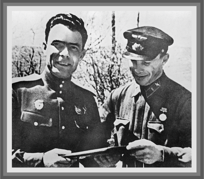 Леонид Брежнев (слева) в годы Великой Отечественной войны