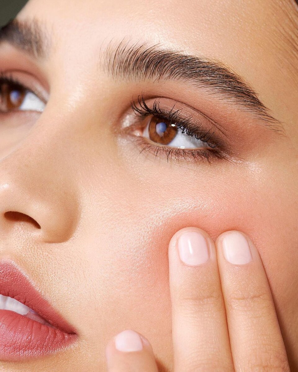 коррекция бровей. профессиональный макияж. красивые брови. красивая форма бровей. накрашенные брови.