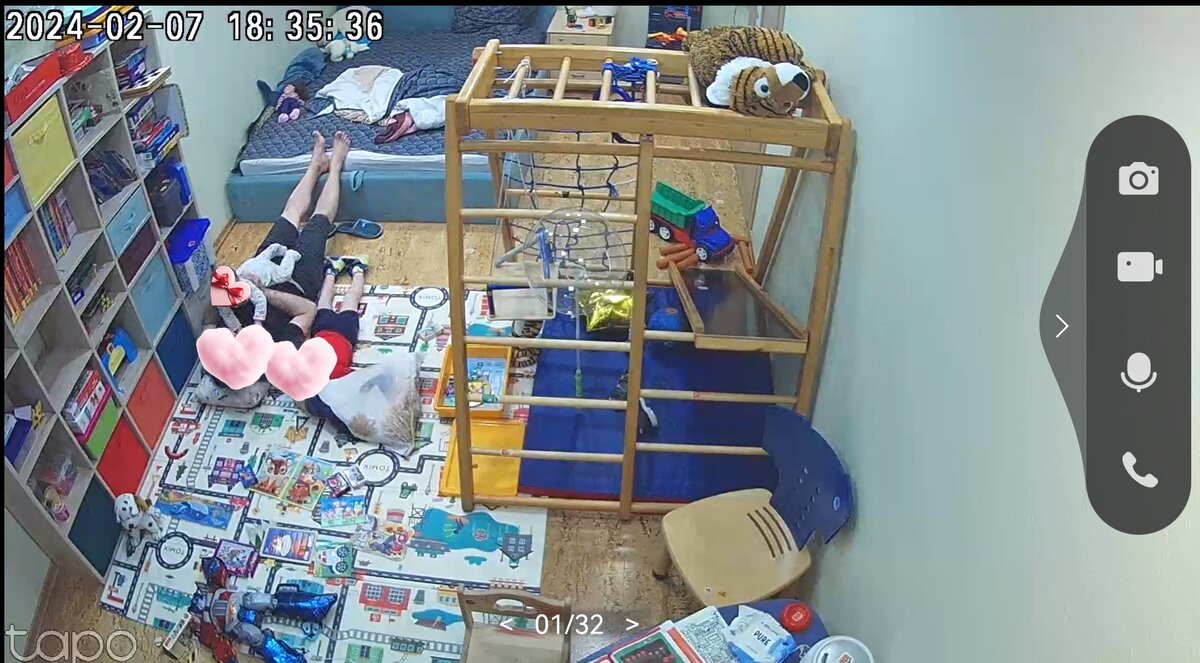 Cpaч на полу - это не cpaч, это коллекция пазлов 😂 Так Саша сказал. Зачем подушку на пол утащил, не знаю) 