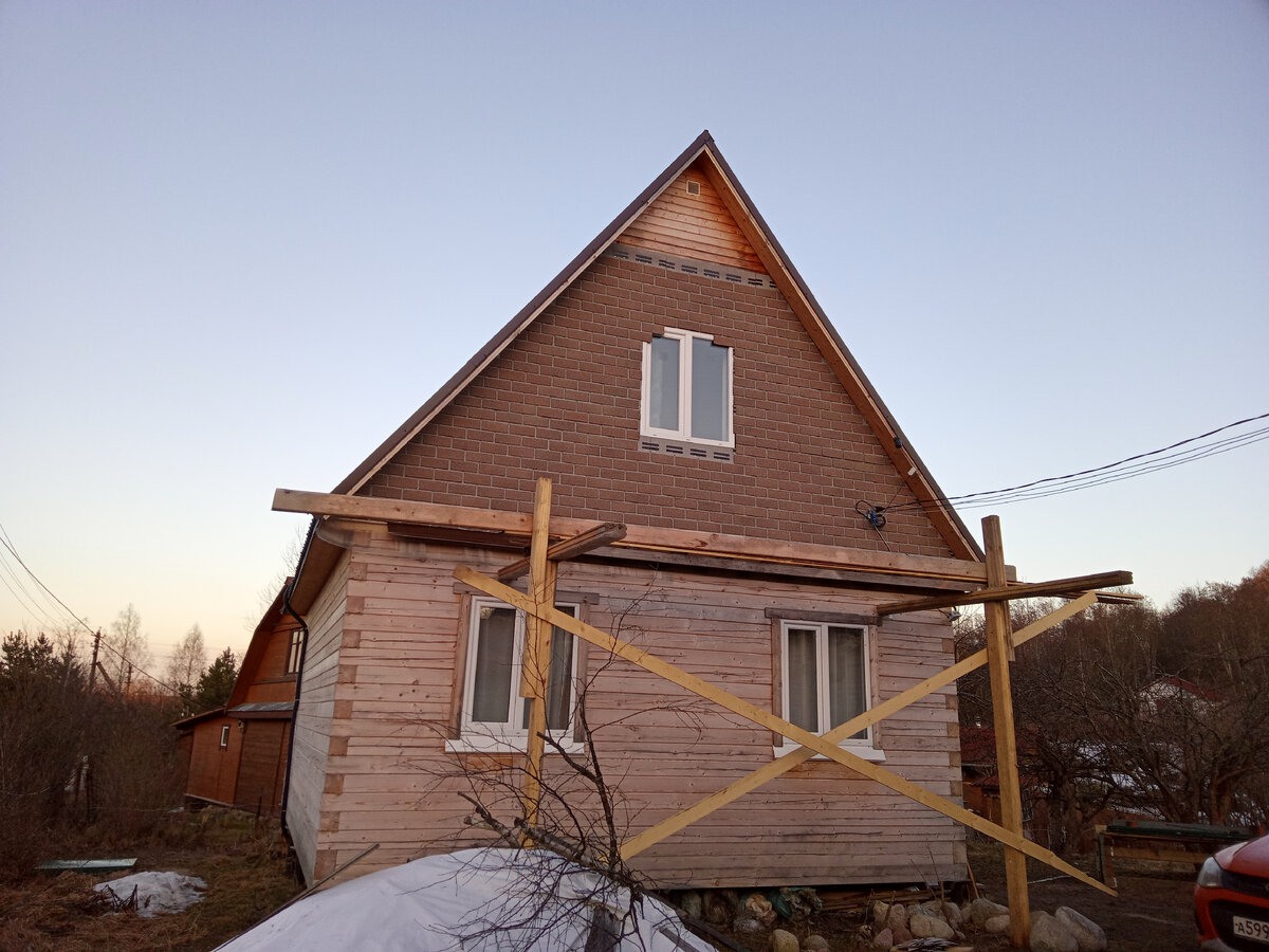 Уже почти готова отделка первого фронтона