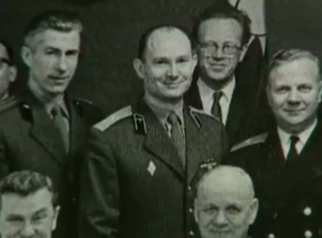 Поляков в центре. Источник фото - https://specsluzhby-all.ru/vysokopostavlennyj-krot-burbon/?_utl_t=tm