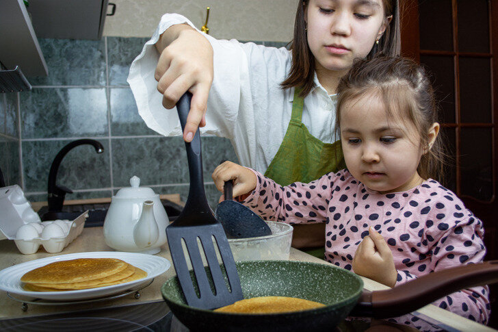 Tanir, tyomcha - между нами провода. Между нами текст. Между нами такт лет текст. Между нами ничего нет припев. Между нами любовь текст.