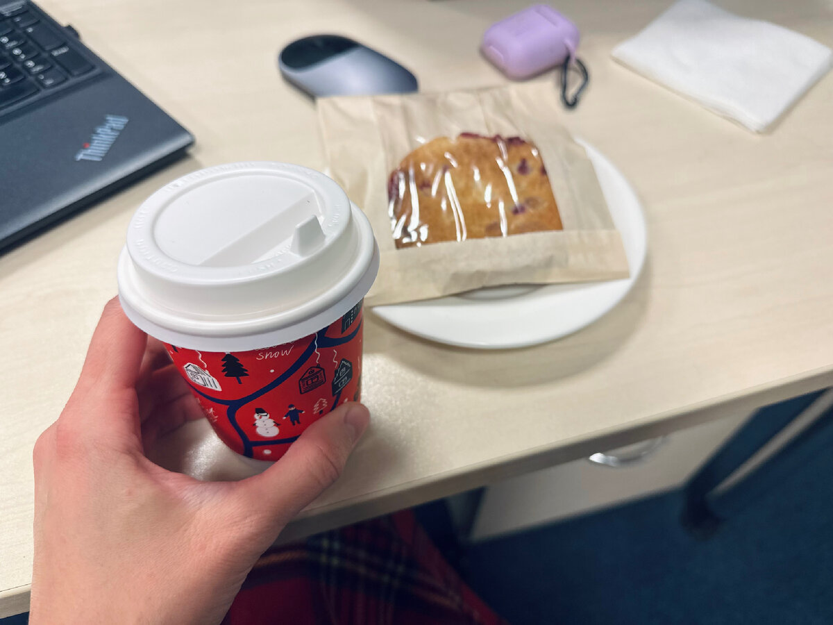 В офисе. Кофе-пауза обычно занимает у меня 10-15 минут.