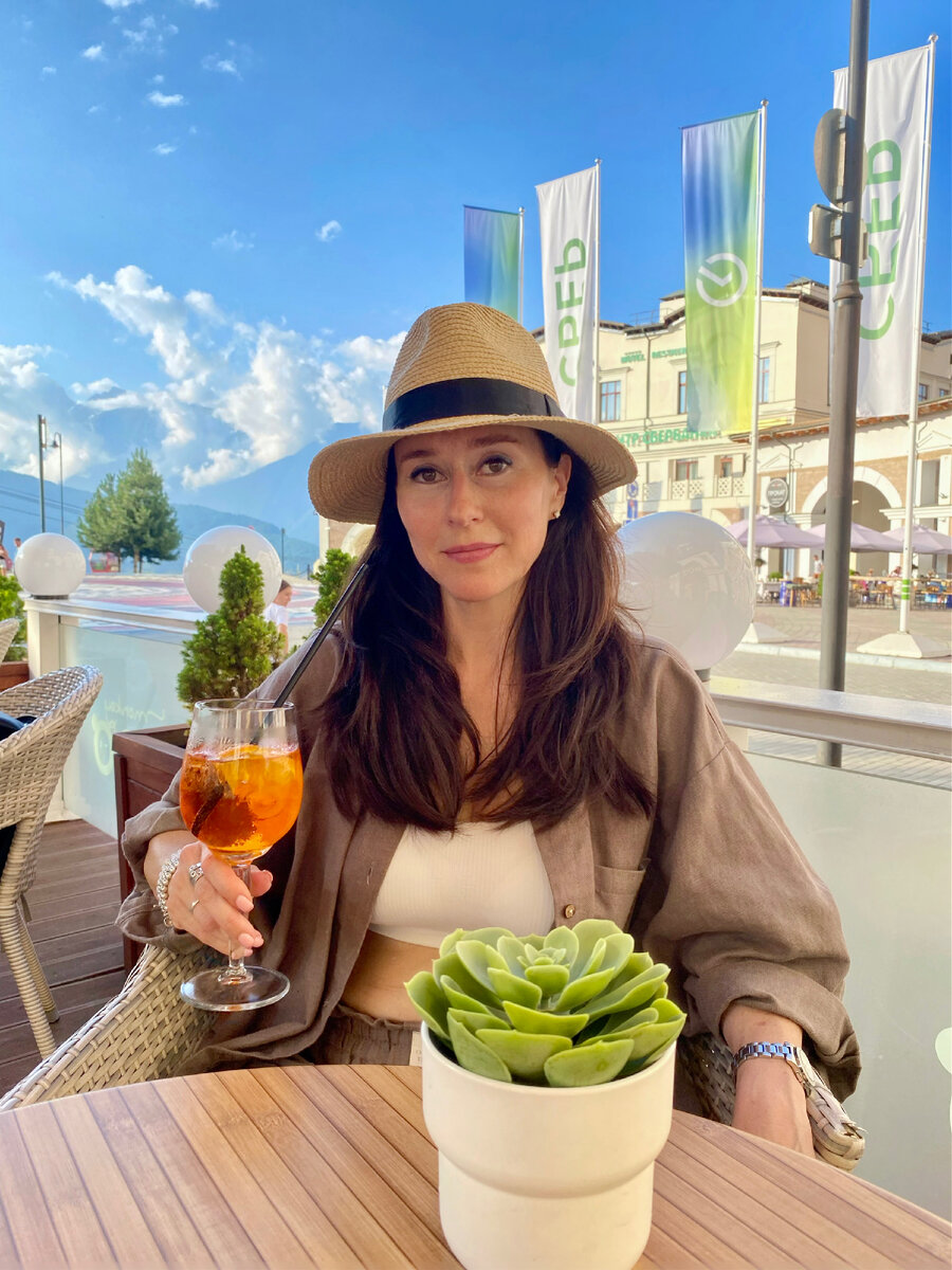Я в Красной Поляне с бокалом Апероль шприц. Летом самое то 👍
