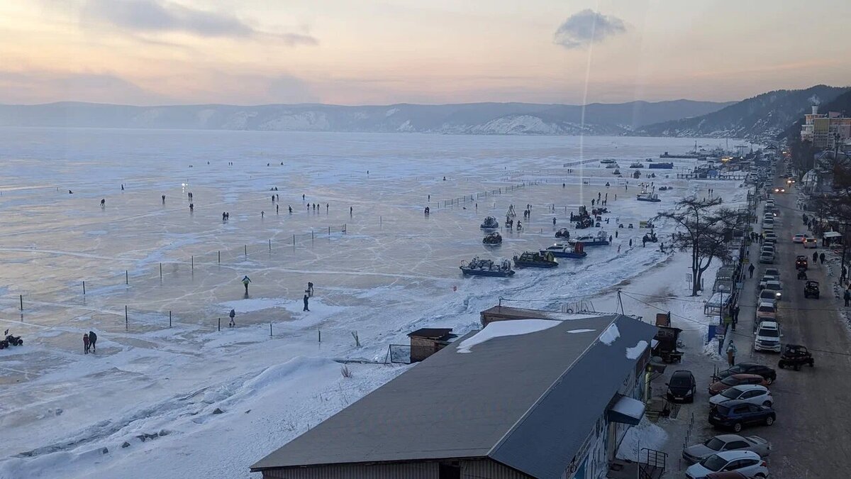 Посёлок Листвянка вытянулся вдоль озера Байкал на 5 километров. Фото: Дмитрий / Яндекс Карты