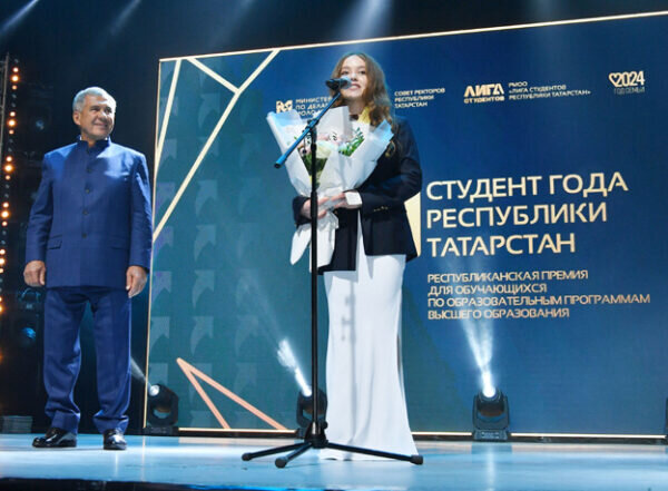    Студентка года Гузель ГАЗЕТДИНОВА с главой Республики Татарстан Рустамом МИННИХАНОВЫМ