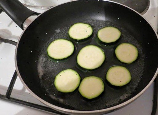 Ловите полезный совет: чтобы кабачки набрались меньше жира, их можно сначала обвалять в муке, а только потом отправлять на сковородку.