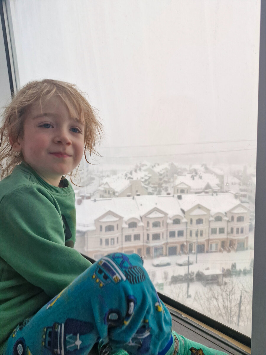 Мам, ну что ты там какую-то Ольгу в окне смотришь, лучше на меня посмотри🫠