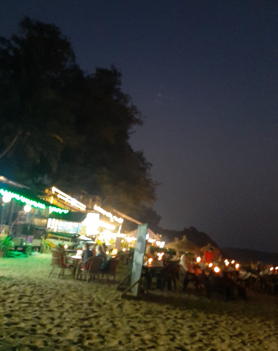 Вот так выглядит весь пляж вечером. Лежаки и зонты убирают и ставят столики со свечами