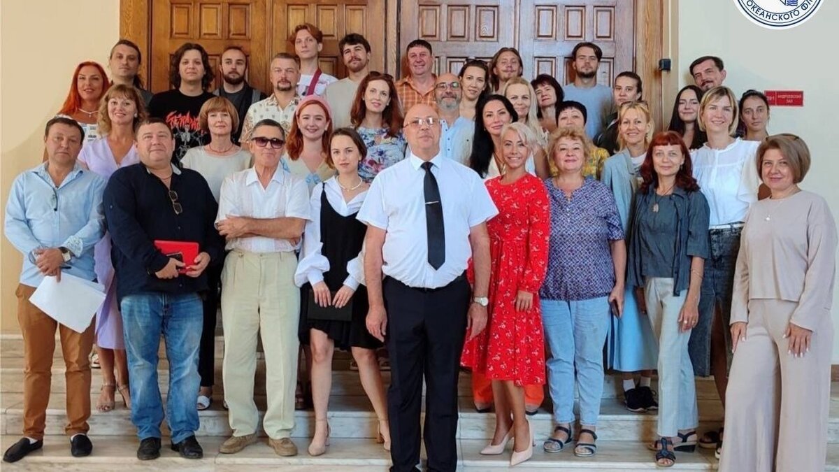     Этот театр — самый, возможно, виды повидавший в Приморском крае. Были в его жизни и переезд в глухую провинцию, и возвращение во Владивосток, и угасание, и возрождение из пепла. И значит — такой театр никогда не сдаётся.