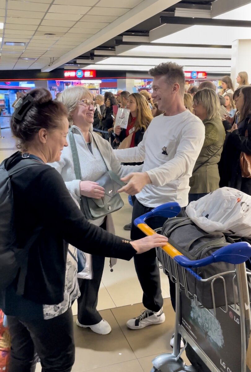 Долгожданная встреча в аэропорту.