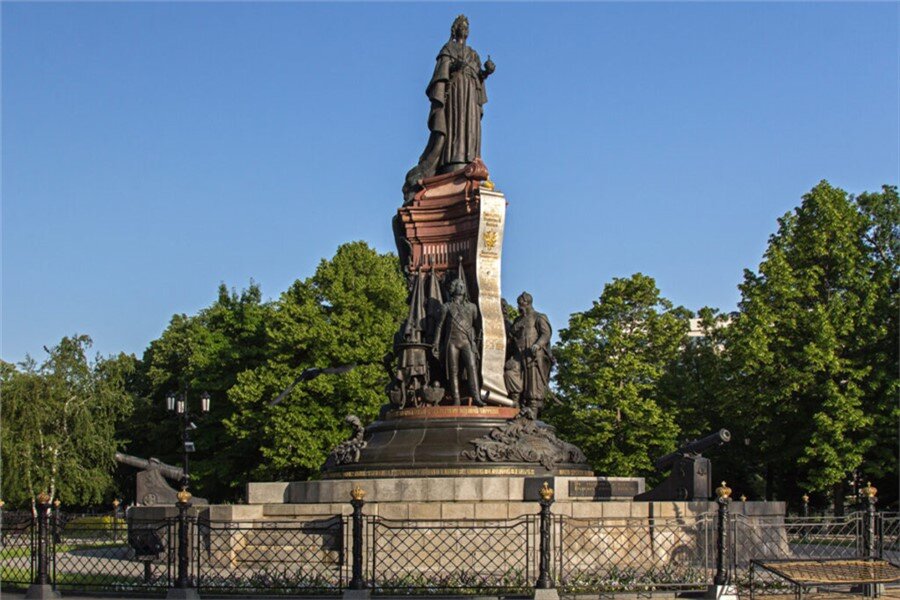 Памятник екатерине 2 в краснодаре фото Сводные братья. Зачем Красноярский край и Краснодарский край назвали почти одина