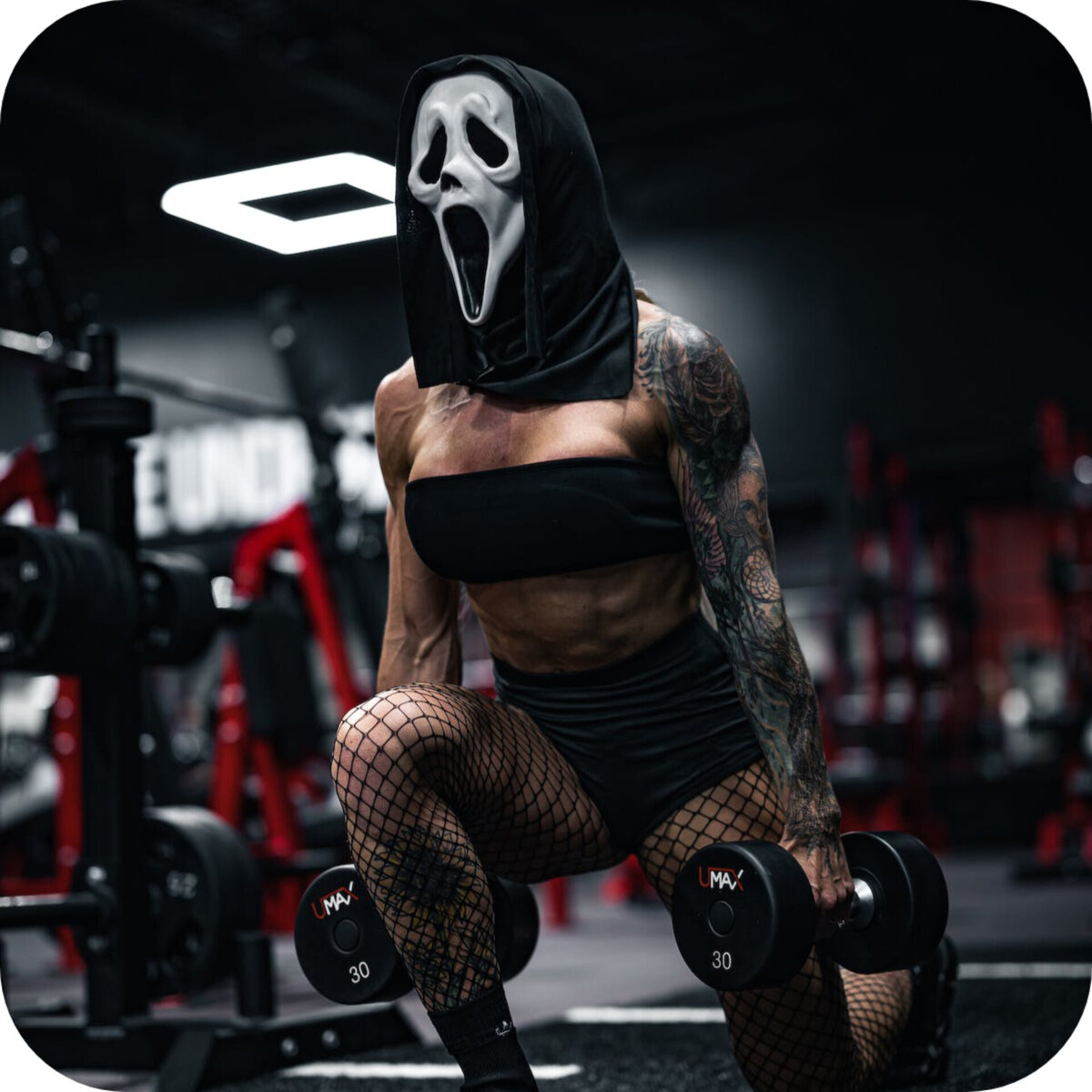 Девушка в маске крик