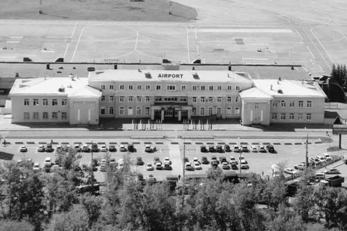    Здание международного терминала было построено еще в 1938 году. Позднее к основному блоку было пристроено два крыла. Фото с сайта airport-irkutsk.ru