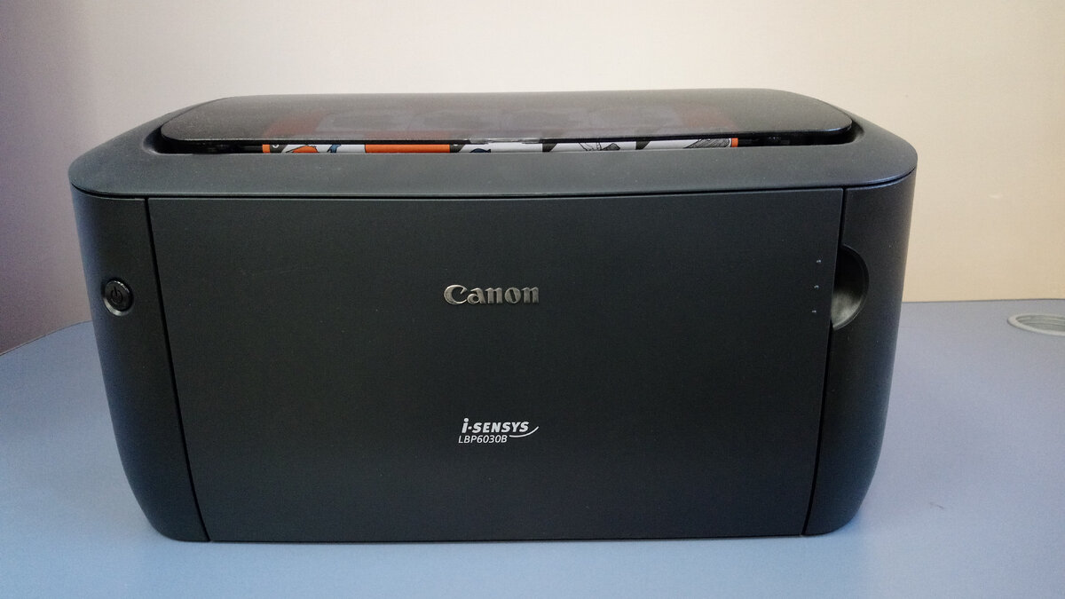 Принтер очень компактный. С закрытыми лотками занимает мало места.