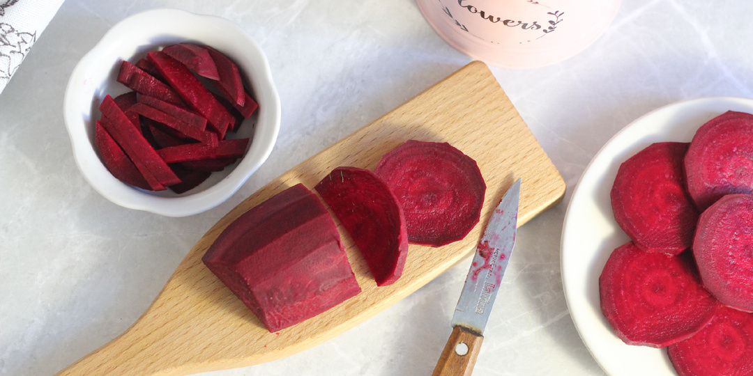 Отмоет свеклу и избавит от запаха рыбы: вот как легко почистить разделочные доски из дерева в домашних условиях