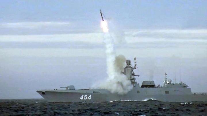 Накануне ВКС России спустя недолгое время нанесли очередной массированный ракетный удар по военным объектам Украины.-3