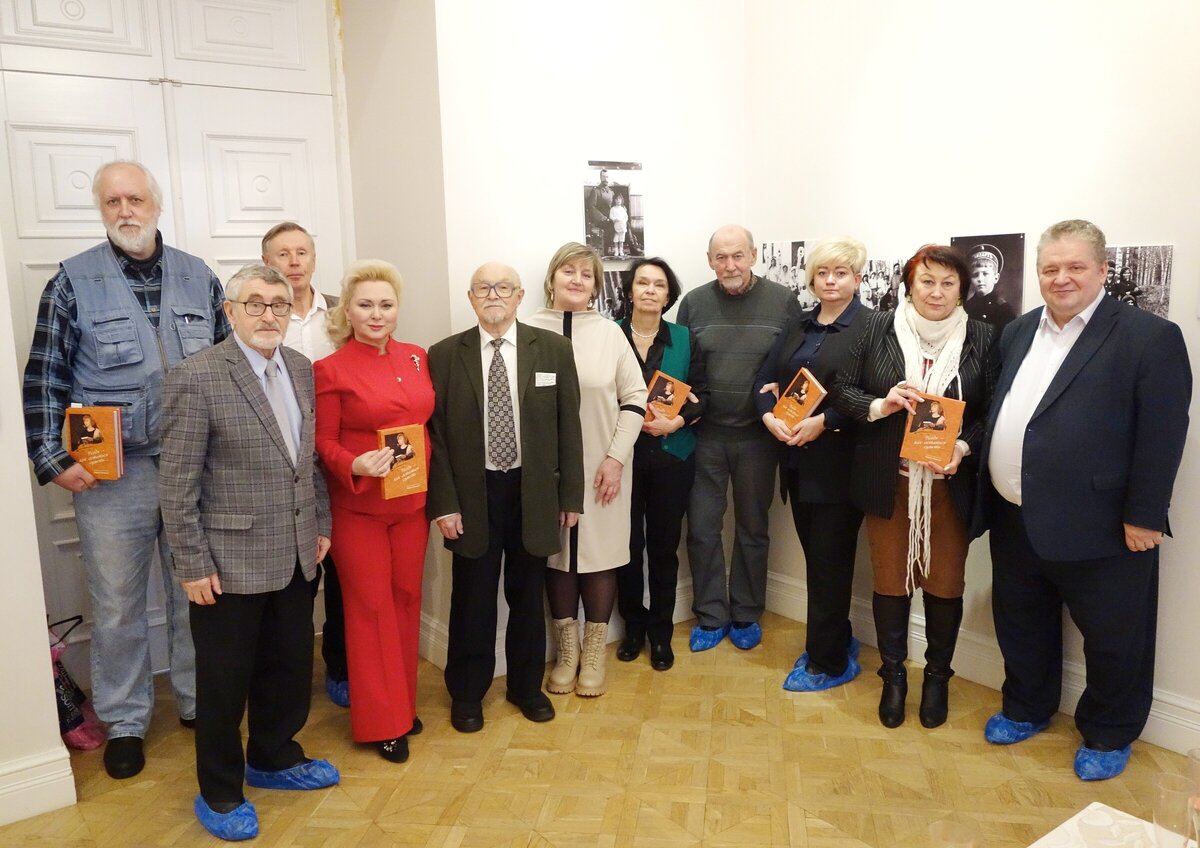 На этой фотографии Сергея Пономарева запечатлены друзья и близкие Ларисы Яшиной, и те, кто помогал в издании книги Юрия Димитриева «Уходя – как остаться суметь…»