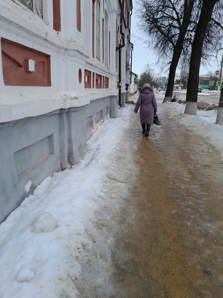 В Дмитровске возле почты 