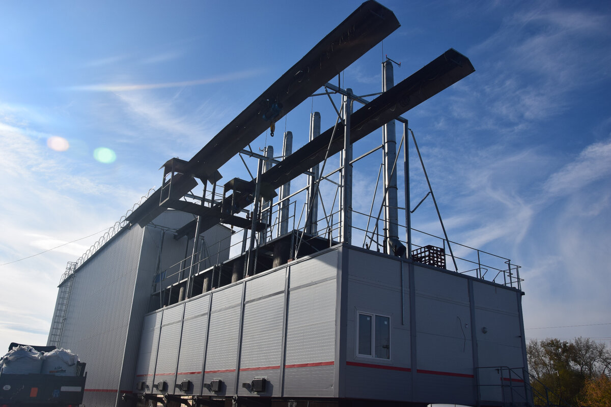 Фото с сайта https://prometey54.ru/projects/sibirskiy-fo/stroitelstvo-blochno-modulnoy-kotelnoy-kmt-7500-v-uzhur/