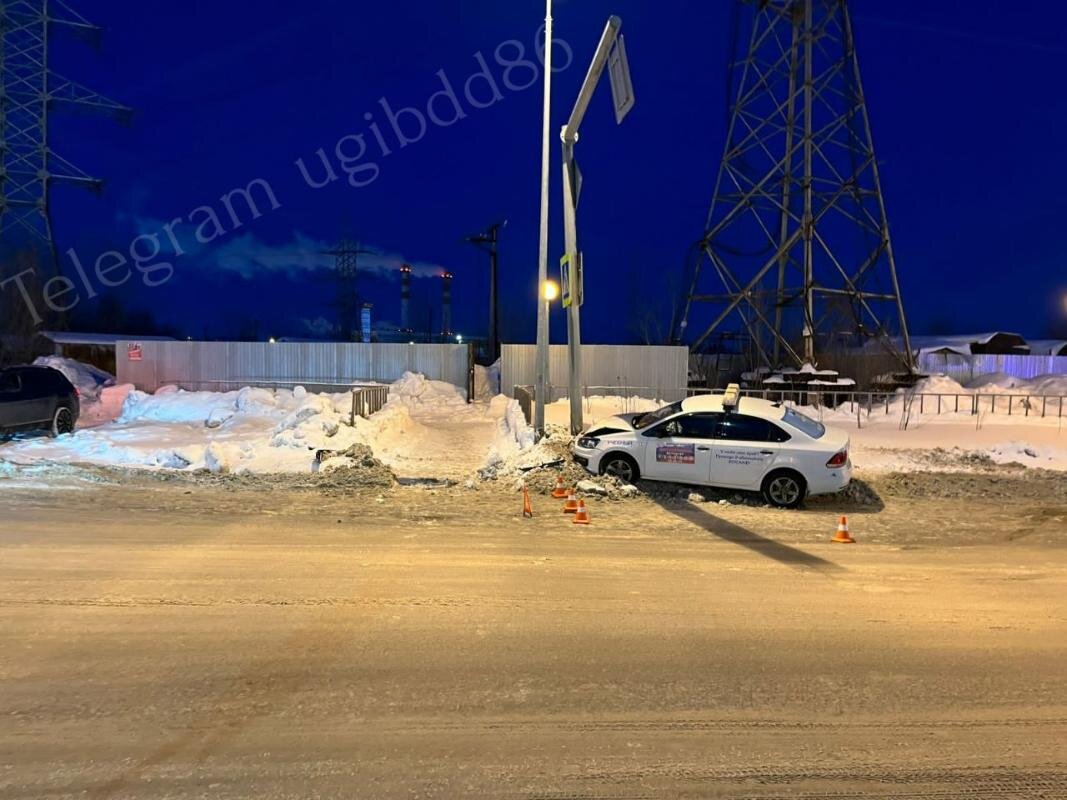 В ДТП с учебной машиной в Нижневартовске пострадали два человека |  Сургутская Трибуна | Новости Сургута и Югры | Дзен