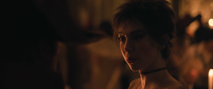 Прическа возмутила не только меня. И другие зрители за этот образ зацепились. Но, Жозефина была законодательницей моды, она и правда коротко стригла волосы. Более того, популярностью пользовался стиль "гильотинный шик", когда выстригали волосы на затылке и повязывали на шею ленту, будто голова отрублена.