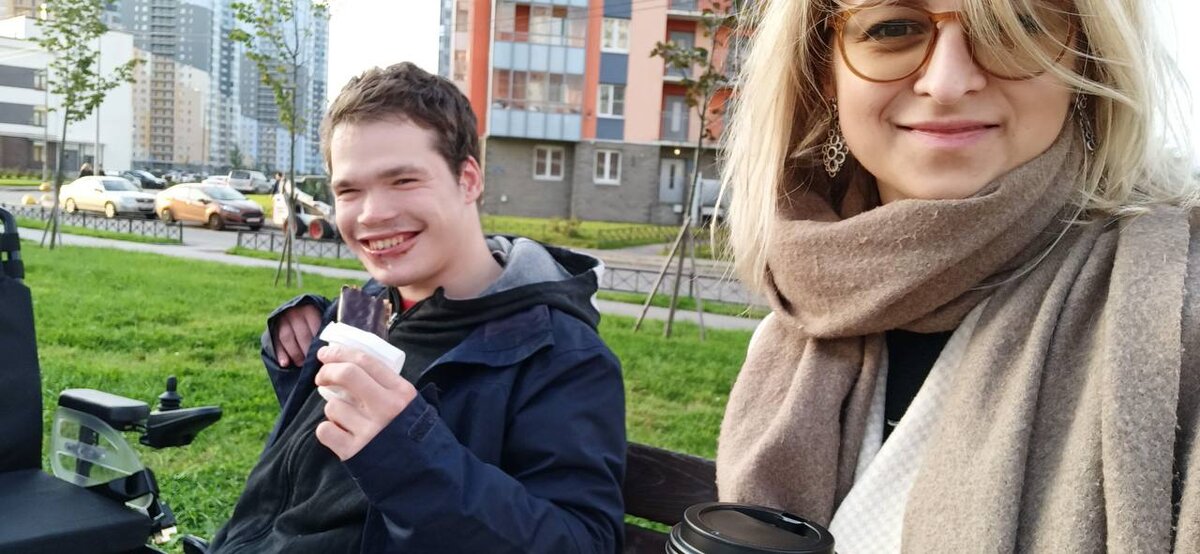 на фото Саша, он приехал в дом СП из ПНИ в 2018 г. За это время обзавелся роботом-пылесосом и другими приспособами, которые облегчают дела хозяйственные. Публикую фото с его согласия