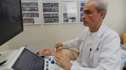 Клиника щитовидной железы. Доктор Ушаков изучает особенности узла в щитовидной железе с помощью УЗИ
