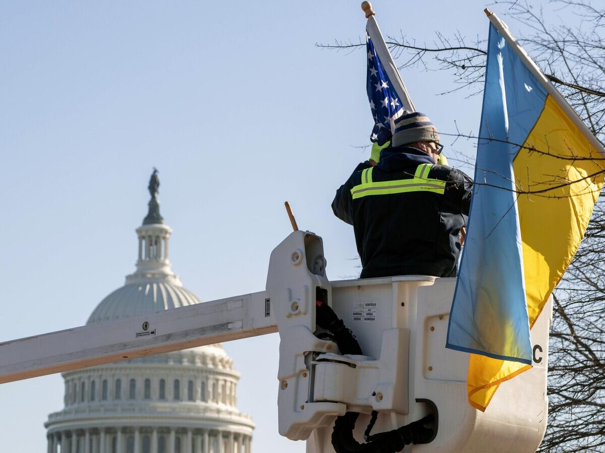 Флаги США и Украины на Пенсильвания-авеню в Вашингтоне© AP Photo / Jacquelyn Martin