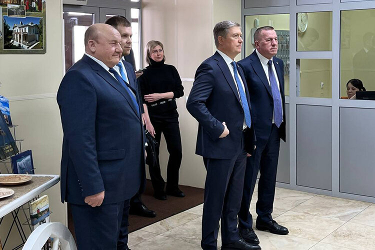    Для Рустама Нигматуллина (второй справа) знакомство с Тетюшами постоянно откладывалось в долгий ящик, по крайней мере до этой недели