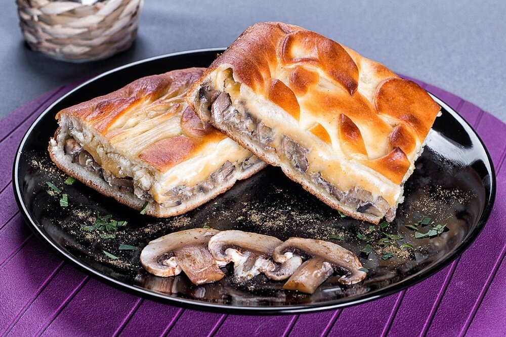 Пирог с грибами и мясом в духовке