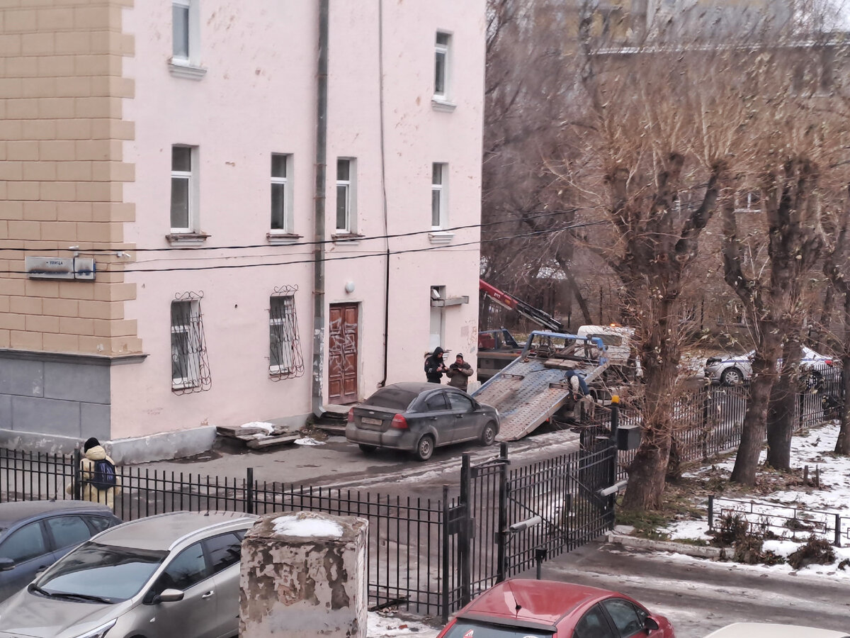 А вот не надо было парковаться на тротуаре