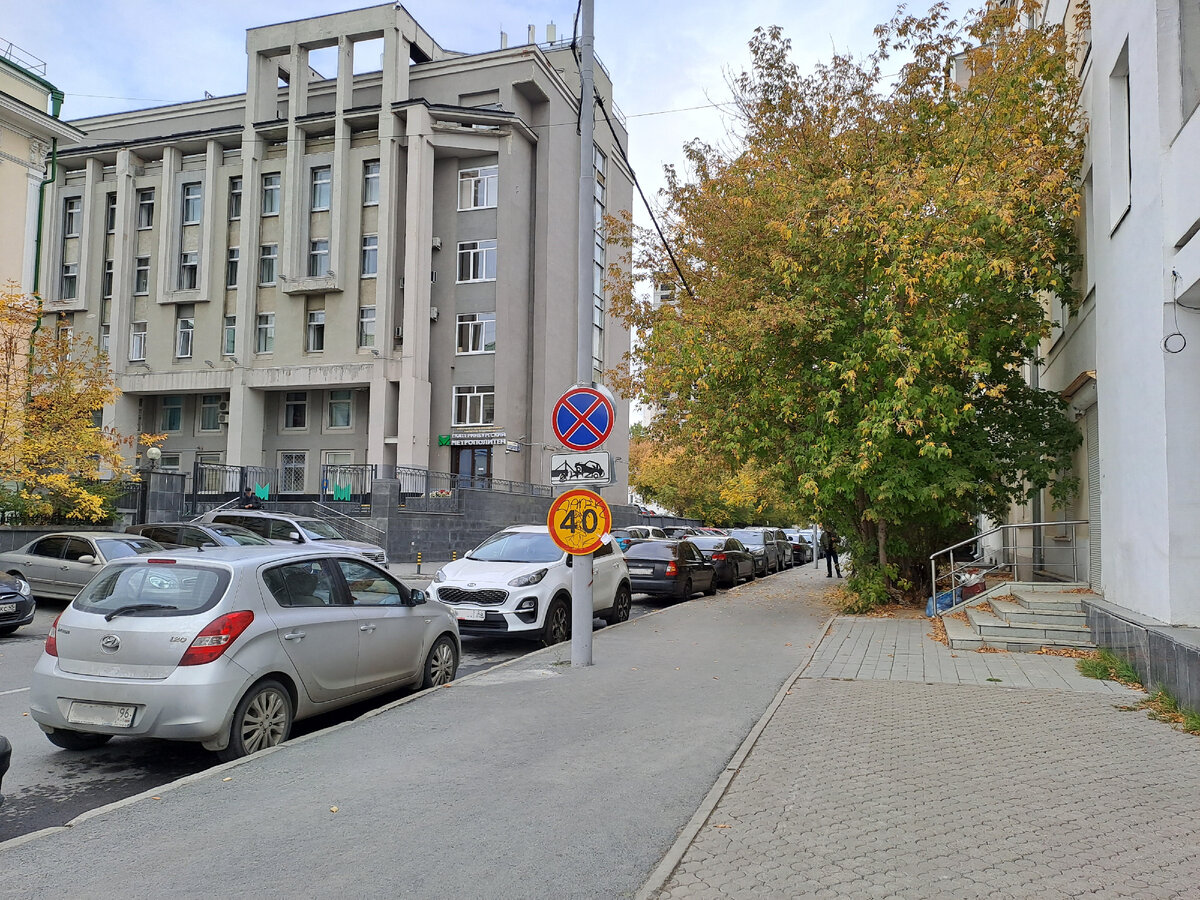 В городе складывается такое ощущение, что всем плевать на знаки запрета остановки или стоянки