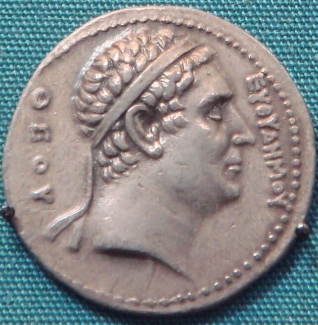 Монеты греко бактрийского царства серебро. Монеты греко-бактрийского царства. Монеты греко-бактрийского царства. Монеты греко-бактрийского царства. Греко бактрийское.