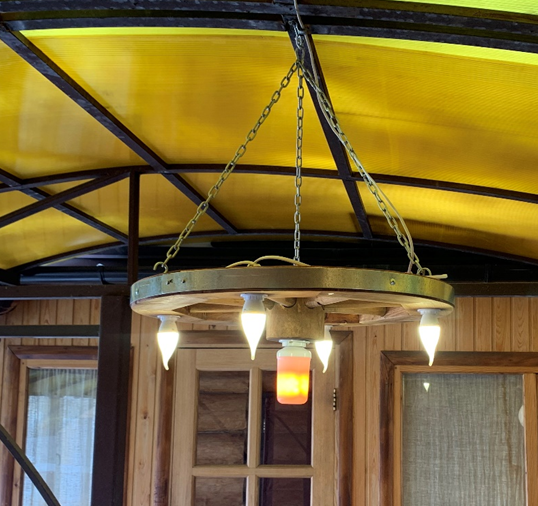 Светильник из деревянного колеса