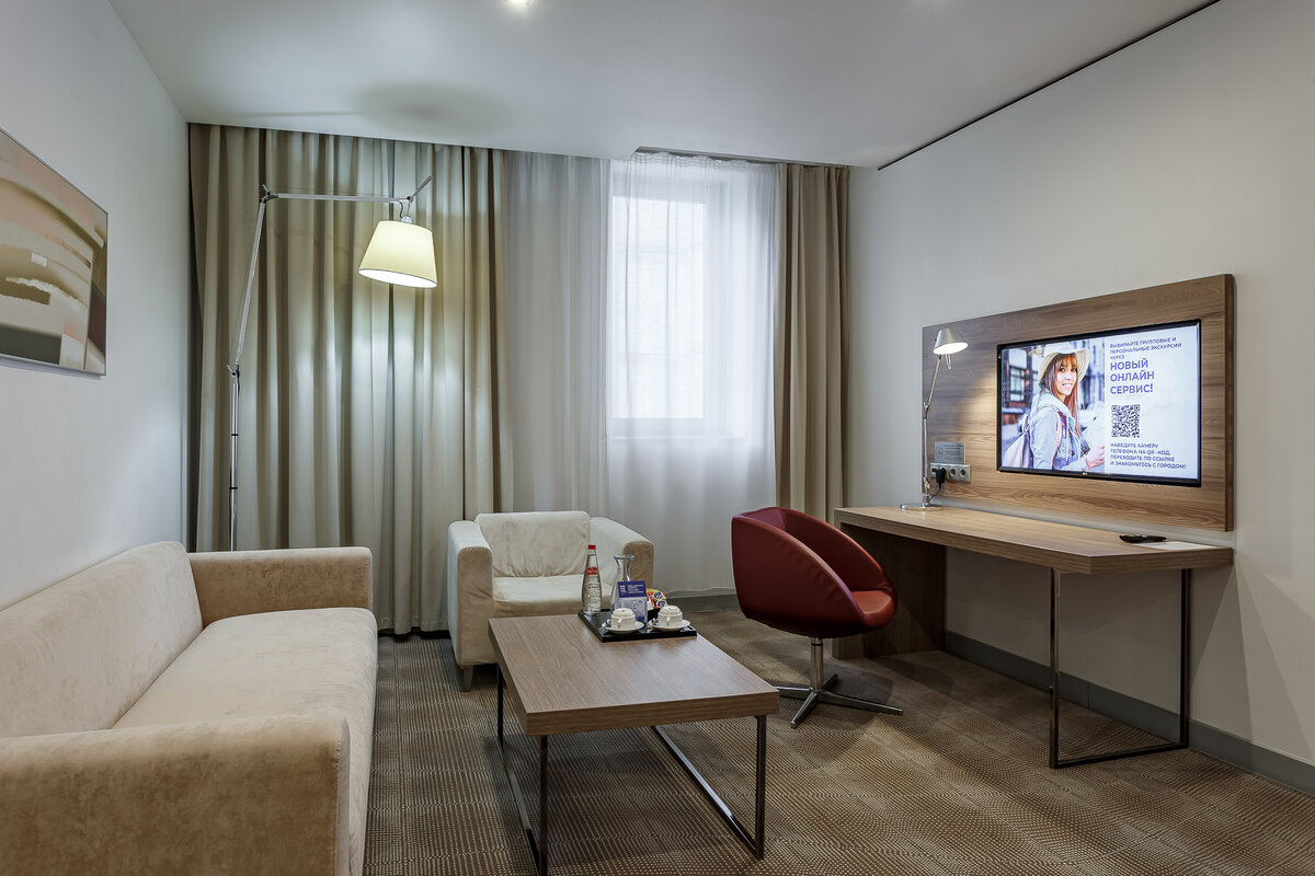 Номер категории "Люкс" отеля Novotel Екатеринбург Центр