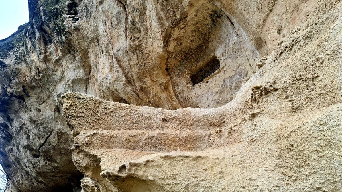 Пещерная живопись пещера ласко. Наскальная пещера. Древний каменный век наскальная живопись. Пещера шове-пон д'арк. Наскальная живопись первобытных людей в россии.