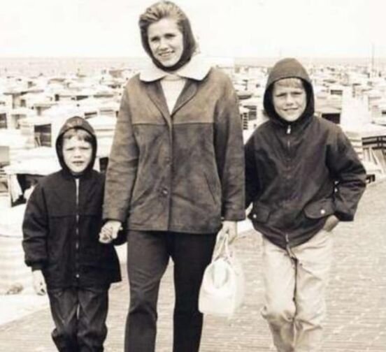 Дитер с матерью и  младшим братом Уве. (1960-62)
