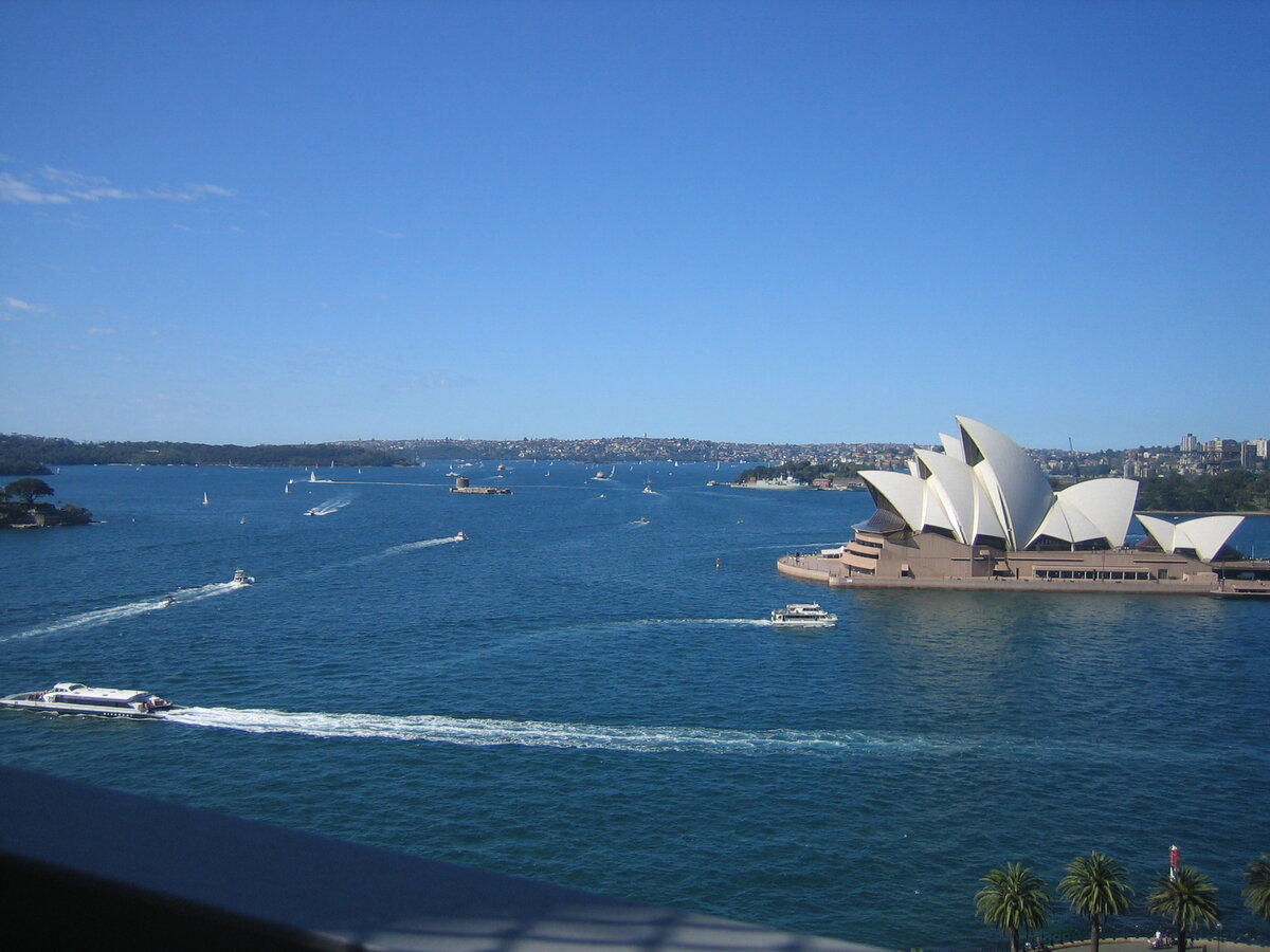 Вид на Sydney Opera House с Harbor Bridge и туда и туда можно взять экскурсии, на мост вскарабкиваться целых 4 часа конечно намного интересней и оттуда же можно наблюдать Сидней во всей его красе!