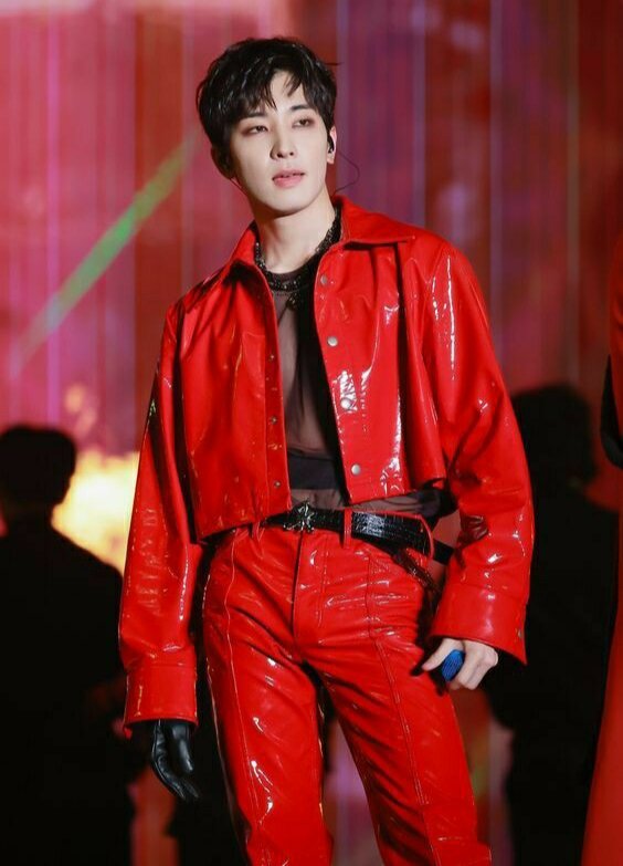 Айдолы блэк пинк дженни. Jennie blackpink в красном. Джису blackpink. Костюмы айдолов женские. Jennie blackpink.