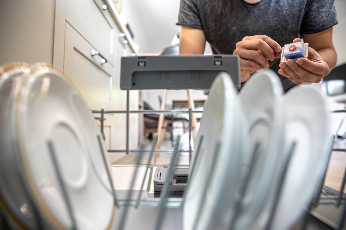     Бытовые проблемы: почему таблетки для посудомоечной машины не растворяются и как это исправить